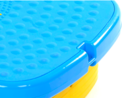 Στις δύο άκρες του Step θα βρείτε θέσεις όπου μπορείτε να πιάσετε λάστιχα γυμναστικής, αποκτώντας τη δυνατότητα να εκτελέσετε ακόμη περισσότερες ασκήσεις.